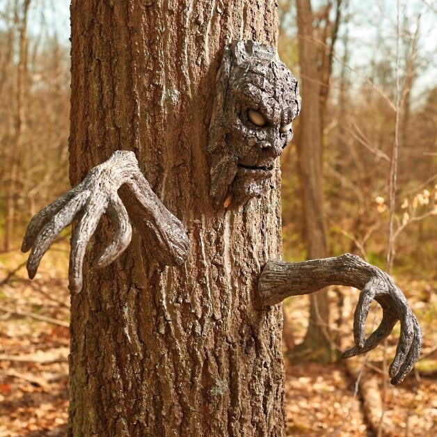 Spooky Tree Face Decor – Outdoor Resin Tree Hugger Halloween Sculpture